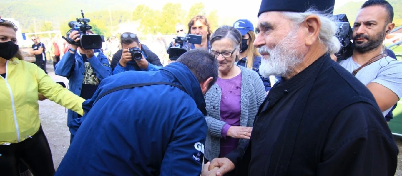 Συγκλονιστικός ο ιερέας που του φίλησε το χέρι ο Ν.Χαρδαλιάς: «Πηγαίνοντας με μάσκα αμφισβητείς τις χάρες του Θεού»!